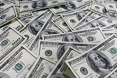 Elle trouve 120 000 dollars en liquide, elle les rend à son propriétaire Elle trouve 120 000 dollars en liquide, elle les rend à son propriétaire